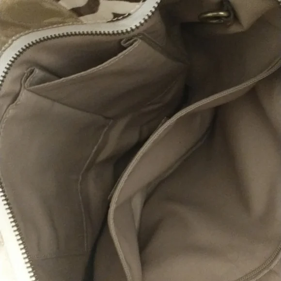 Coach Carly - Picture 4 of 6